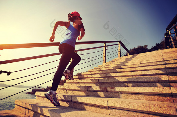 健康运动女人跑上楼梯