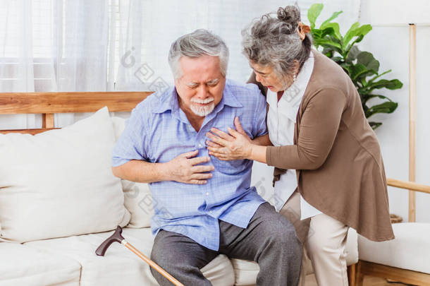 年事已高的<strong>亚洲</strong>退休老年丈夫患有心脏病或严重或忧心忡忡的妻子在家照顾自己。医疗急救和医疗保险保护概念