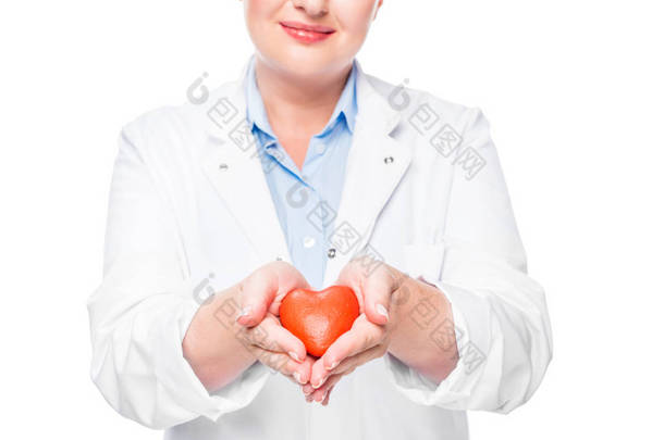 白大衣女医生裁剪图像显示白色背景下的心脏符号