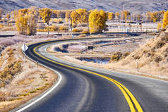 在科罗拉多州的蜿蜒公路在秋季, 美国