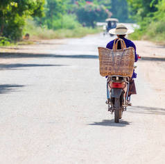 在缅甸的城市街道上的摩托车。复制文本空间