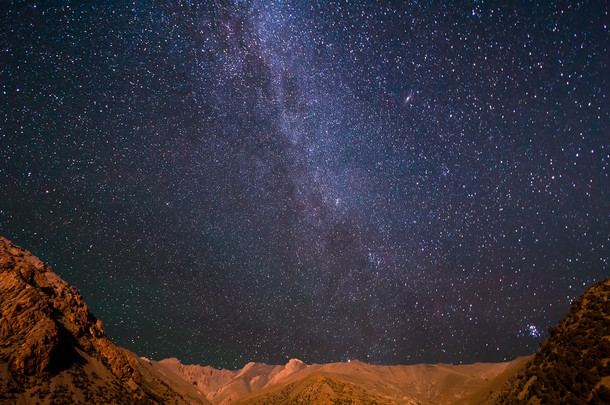 翻山越岭的银河系。帕米尔，塔吉克斯坦