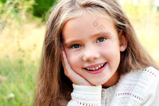 微笑着可爱的小女孩，在夏季的一<strong>天</strong>的肖像