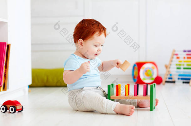 快乐的婴儿宝贝男孩玩玩具在家里
