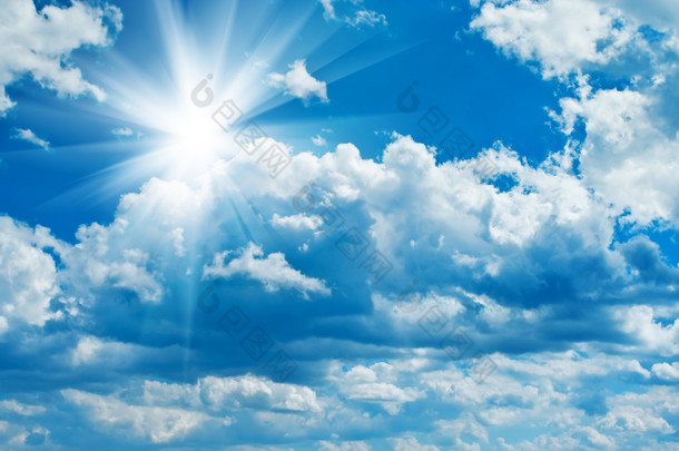 蓝多云的天空与太阳