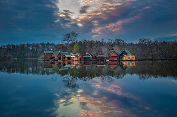 匈牙利塔塔-11月在德里托湖 (德里托) 的一个小岛上的木制钓鱼<strong>小屋</strong>上的美丽日落