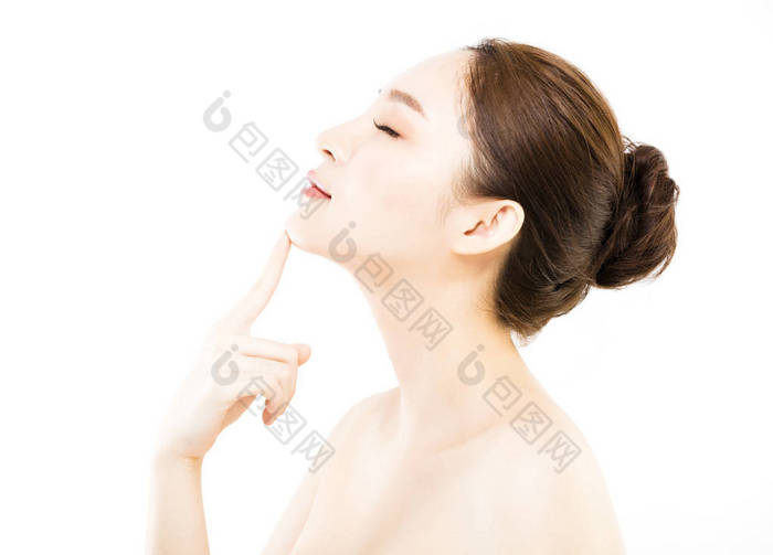 清爽肌肤的年轻女子美丽的脸庞图片-包图网企业站