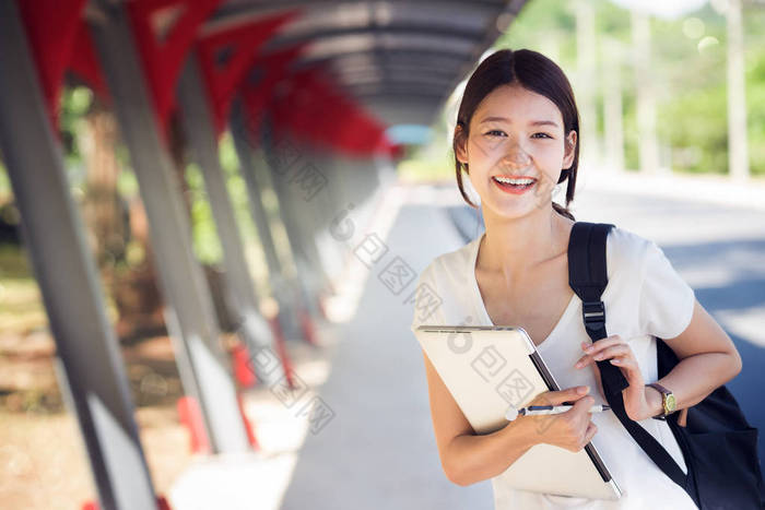 亚洲女学生在大学走在步行的方式 