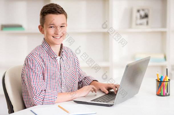 男孩用的笔记本<strong>电脑</strong>