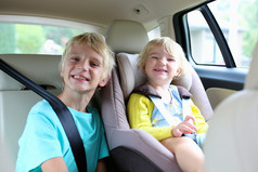 弟弟和妹妹正安然无恙地坐在车里