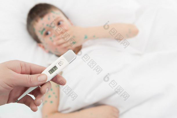 温度计和生病的孩子在白色床上