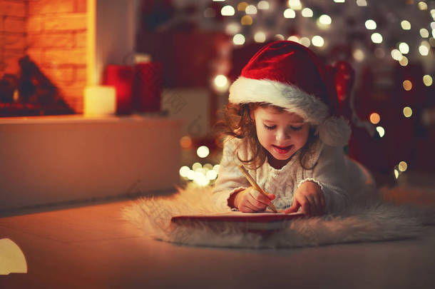 儿童女孩写信圣诞老人家附近的圣诞节