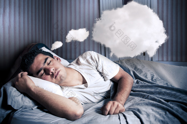 舒服地在他的床与云做梦的人