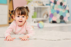 可爱快乐 2 岁小女孩玩玩具在家里。Pastele 音调，早期学习概念的现代幼儿园室内