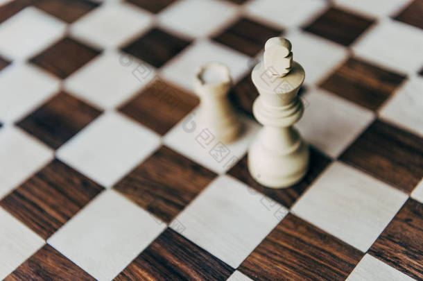 白色的国际象棋棋子在棋盘上