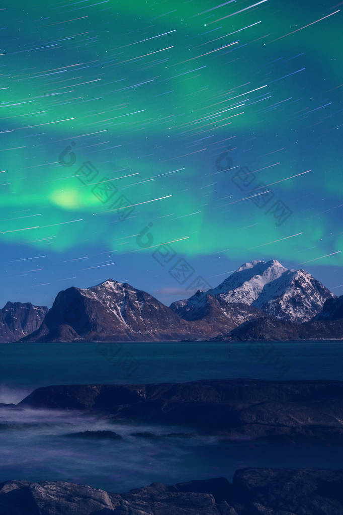 北极光, 北极光与星光小径越过落基山脉, 风景秀丽的夜景, 挪威的罗弗敦群岛。垂直图像