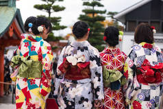 日本京都伏见伊纳里神社日本女孩穿传统和服礼服的后拍.