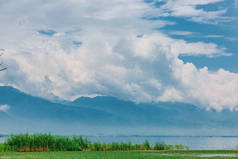 中国云南大理二海湖的树木和水生植物景观, 远处的山被云朵覆盖