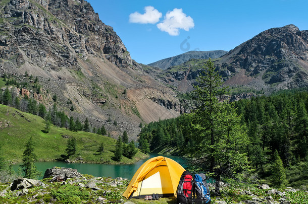山湖附近的野营帐篷