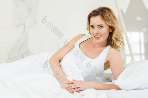 有吸引力的女人躺在家里的床 