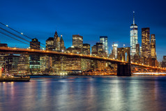 曼哈顿的摩天大楼和布鲁克林桥至傍晚，新 