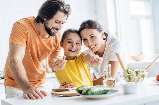 美丽的年轻家庭一起做饭, 在<strong>厨房</strong>里玩得开心