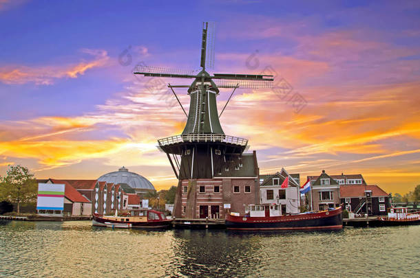中世纪 Adriaan 风车在哈勒姆荷兰在日落