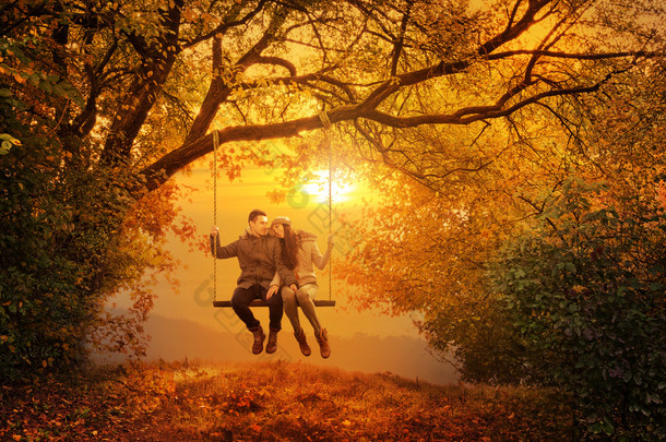 浪漫的情侣摆动片秋色的公园