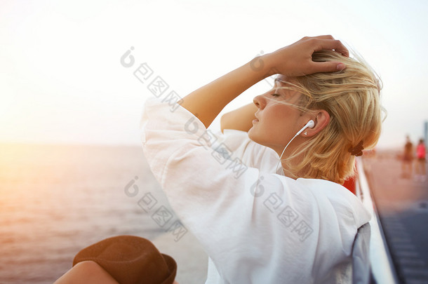 女人在耳机听音乐