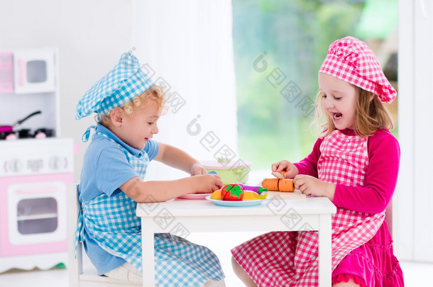 孩子玩玩具厨房