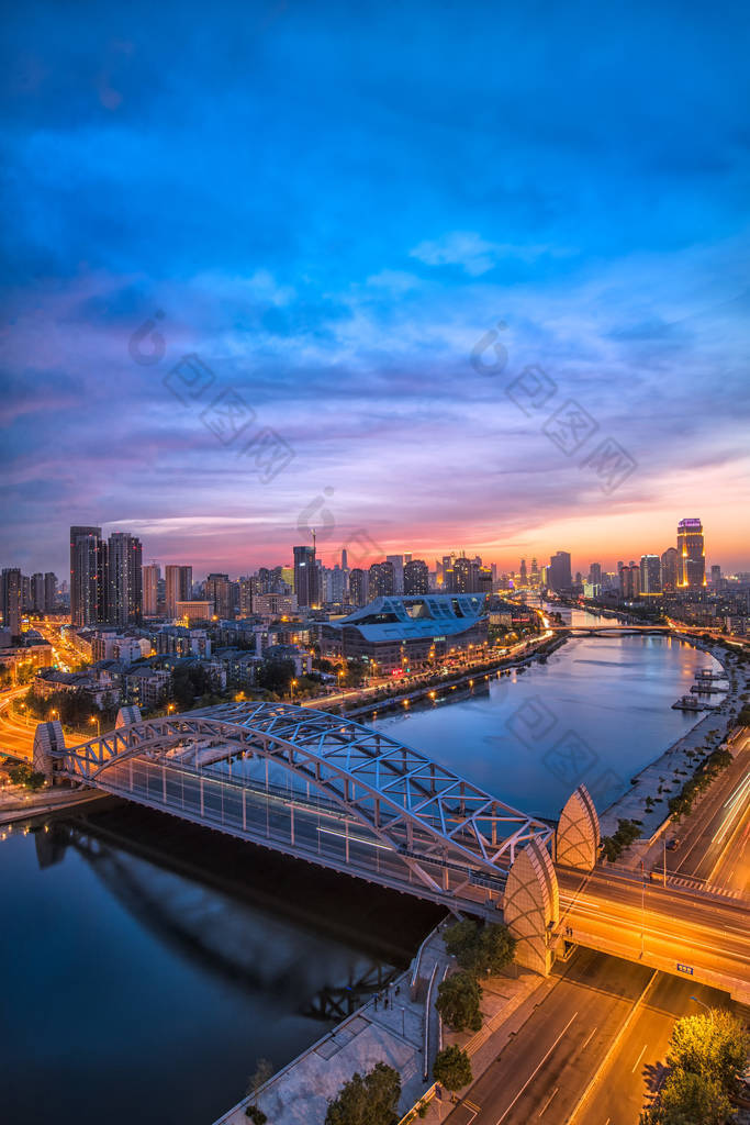 现代城市的夜景。 城市背景