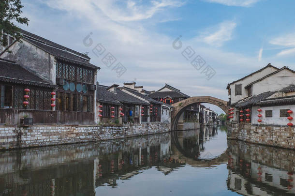南山古镇水边中国传统建筑,