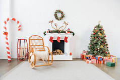 装饰客房配有摇椅、圣诞树和冬季假日庆典的礼物