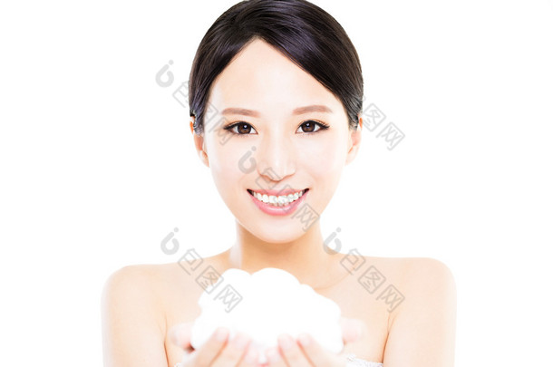 手上微笑的女人展示奶油的年轻美丽的容颜