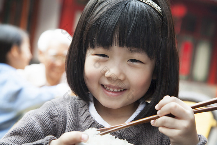 小女孩吃米饭吃饺子