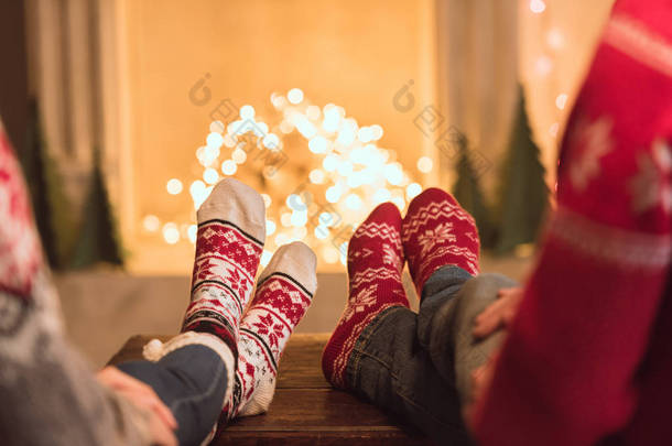 夫妇在壁炉旁的针织袜子