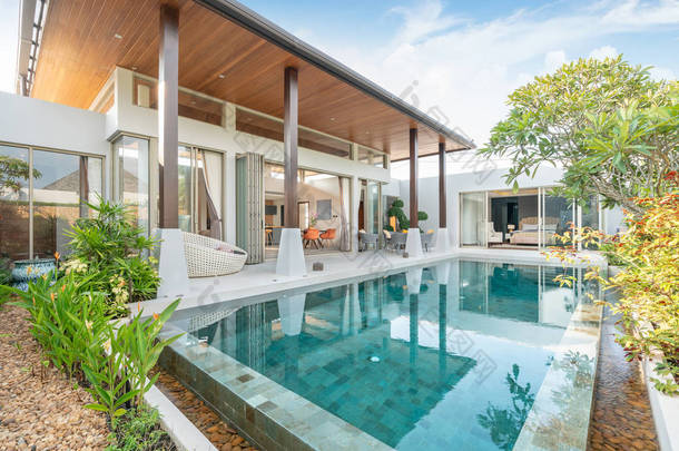 住宅或住宅建筑 外部和室内设计显示热带泳池别墅与绿色花园