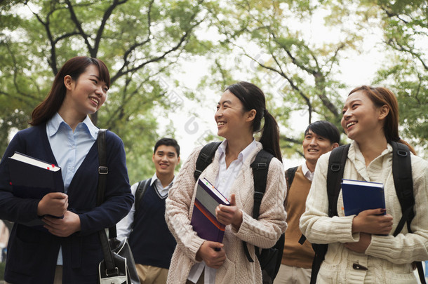 学生在校园内