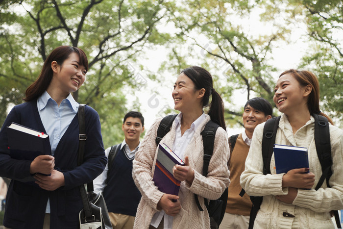 学生在校园内