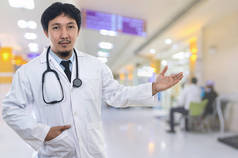 肖像的亚洲医生用听诊器设备的医院医师、 医院及背景概念模糊的欢迎姿态行动 onabstract 照片中