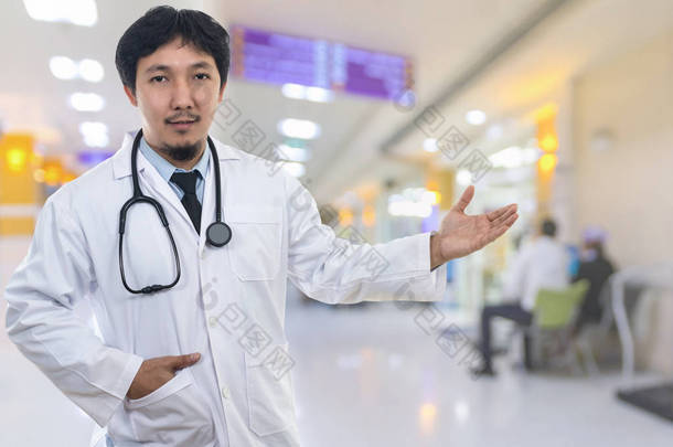 肖像的亚洲医生用听诊器设备的医院医师、 医院及背景概念模糊的欢迎姿态行动 onabstract 照片中