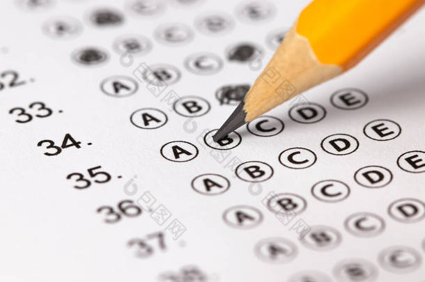 填写表格,桌上有铅笔,收尾.通过考试的概念.
