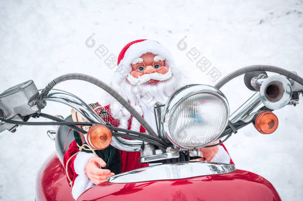 骑在摩托车上的圣诞老人玩具 