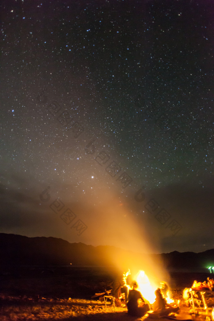 夜晚星星山脉下露营