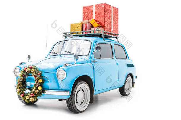 圣诞节花圈和礼物的汽车在<strong>屋顶</strong>