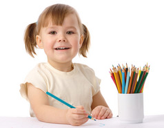 可爱的孩子用彩色铅笔绘制