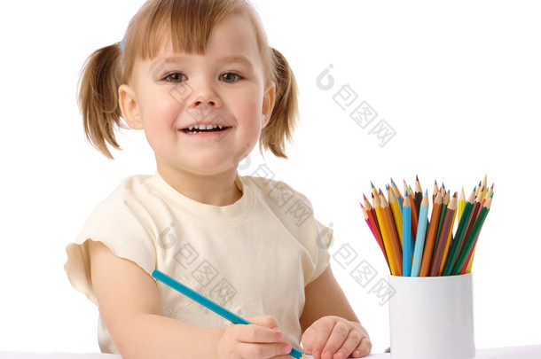 可爱的孩子用彩色<strong>铅笔</strong>绘制