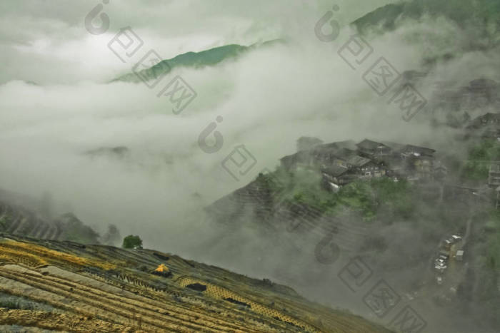 美丽的乡村山景与村庄雾天日落德国黑森林色-包图企业站