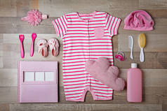婴儿的衣服和配件