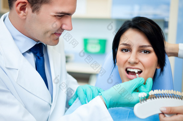 <strong>牙医</strong>检查白度的一个病人的牙齿